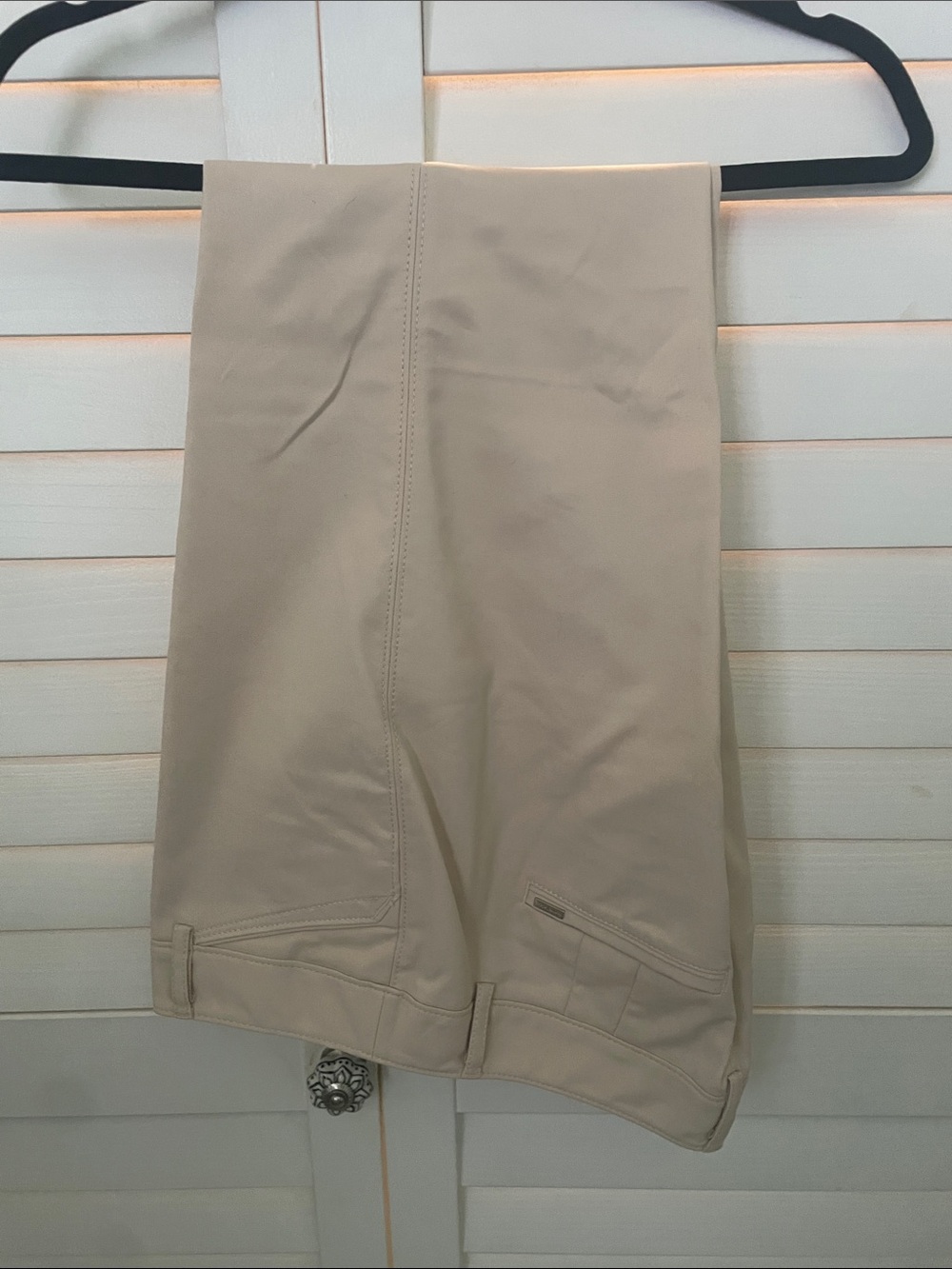 White House Black Market Beige Bermuda Capris size 6 GUC